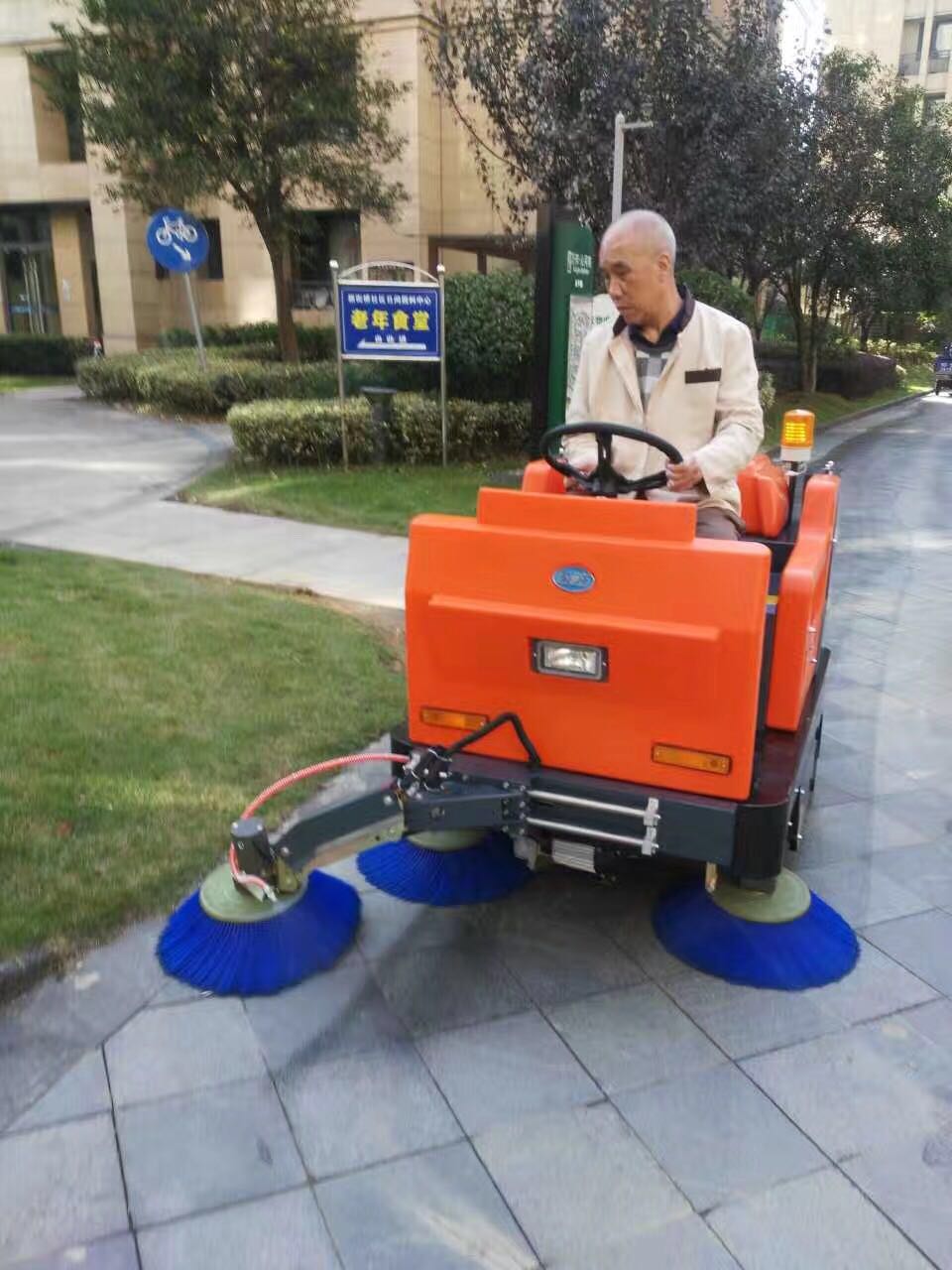 電動(dòng)掃地車(chē)